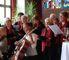 Der Kirchenchor, zusammen mit Intrumentalisten, bereicherte die Feier