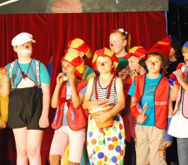 Originelle Zirkusauftritte im Zelt auf dem Wiliberg