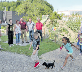 Offizielle Übergabe an die Bevölkerung: Die Umgebungsgestaltung beim Jugendtreff und der öffentliche Spielplatz am Pfaffenmattbach konnten im Beisein der Mitwirkenden eingeweiht werden. (Bild: Monika Häusermann)