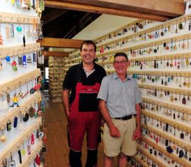 Matthias Vogt, genannt Disli, und sein Kurator Roland Pfanner im neu geschaffenen Schlüsselanhänger-Museum.