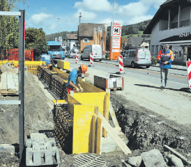 Gegen Strassenlärm: Baubeginn im Jahr 2015, jetzt kurz vor dem Abschluss die Strassenlärmsanierung in Reinach. Hier an der Aarauerstrasse werden die letzten 21 Meter Lärmschutzwand gebaut. (Bild: Martin Sommerhalder)