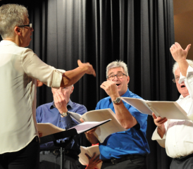 Beste Unterhaltung im Waschsalon: mit dem Gemischten Chor Gontenschwil. (Bild: hg.)