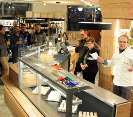 «Brot & Chäs» was will man mehr: Franz und Petra Scheuber von der Fläcke-Chäsi und Kilian Fischer (l.) von der Conditorei Fischer im gemeinsamen Verkaufsgeschäft im Menzo Markt. (Bild: mars.)