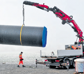 Wie eine Riesencigarre im Nebel: Das zweite Element des neuen Reservoirs wird auf den Lastwagen verladen. (Bild: msu.)