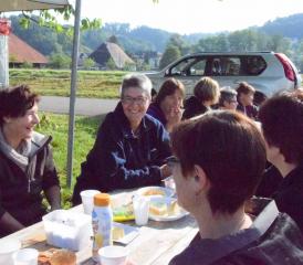 Die Pflückerinnen sind wieder am Werk – aber eine Kaffeepause muss auch sein