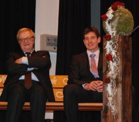 Hans Ulrich Mathys (li.) und Gemeindeammann Peter Lüscher auf dem Feierabend-Bänkli