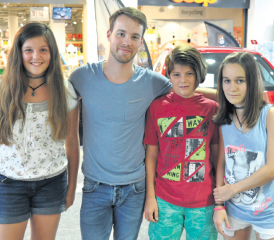 Jason Brügger mit Fans in Bärenmarkt Reinach (Bild: Heidi De Luca)