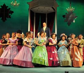 Kostümpracht im zweiten Akt: Baron Weps erzählt der feinen Gesellschaft seine Geschichten …