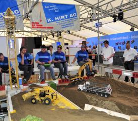 Faszination Baustelle an der Gwärbi in Zetzwil: Grosse Männer steuern kleine Fahrzeuge.