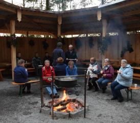 Gemütlichkeit mitten im Wald bei Glühwein und Lebkuchen