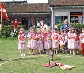 Fahnenschwingend Aufmarsch zum Trachtentanz