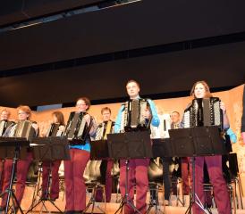 Trotz seiner 70 Jahren kommt der Handharmonika-Klub Staffelbach jugendlich daher. Er wird dirigiert von Markus Schlatter