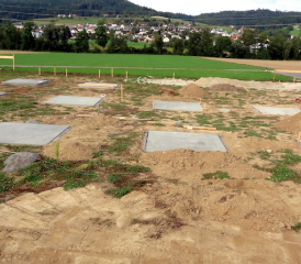 Beton-Fundamente: bereits sind die ersten Spuren vom neuen Gebäude zu sehen. (Bild: Martin Sommerhalder)