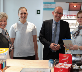 Neue Verkaufsstelle im Bahnhof Menziken: Das Verkaufsteam (v.l.) Renate Kausch, Edita Kurdic und Sandra Peer (Teamleiterin) flankiert WSB-Direktor Mathias Grünenfelder. (Bild: mars.)