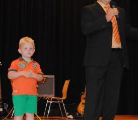 Sein erster Kontakt zur seiner neuen Chrischona-Gemeinde: Jim Bühler mit Söhnchen Cédric