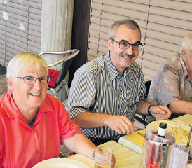 Gemütliche Tischrunde unter der lauschigen Pergola: (v.li.) Renate Faes mit Zentrumsleiter Jakob Faes und seinem Vater.