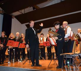 Dirigent Walter Heiniger präsentierte in der Turnhalle Walde gleich beide Korps