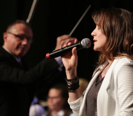 Tabea Lager moderierte die Konzerte der MG Muhen und sang mehrere Lieder (Bilder: Remo Conoci)