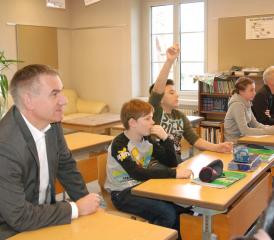 Keine Berührungsängste: Der Regierungsrat setzte sich auf die Schulbank