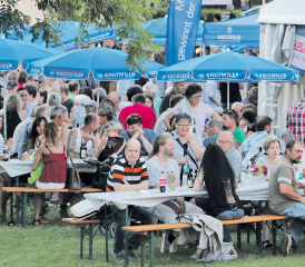Das Festzelt reichte nicht: Das Dorffest Menziken zog besonders am Freitag- und Samstagabend sehr viel Publikum an. Glücklicherweise spielte das Wetter mit und man konnte das Fest auch draussen bis in die späten Abendstunden geniessen. (Bilder: rc./hg.)