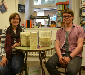 Sie falten und zerschneiden Bücher ganz ohne schlechtes Gewissen. – Nina und Dominik Dössegger schenken Büchern in der Wynabuchhandlung ein zweites Leben. (Bilder: EP.)
