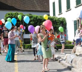 Zur Einweihungsfeier wurden bunte Ballone in den Himmel hoch gelassen