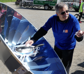 Spiegeleier und Würstli aus der Solarküche: Andreas Hügli, Verwaltungsrat der TBG Energie AG, machts vor (Monika Häusermann)