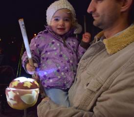 sicher zum Räbeliechtli-Umzug: Opa hat ein Licht gezaubert, das ungefährlich ist.