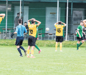 Ein Bild, das alles sagt: Nach einer brenzligen Situation für Menzo Reinach und einer gleichzeitig verpassten Chance von Gränichen 2 (zVg.)