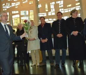 Pfarrer Thomas Michel überreichte jedem Paar eine rote Rose