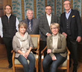 Der wiedergewählte Vorstand des Vereins Schloss Liebegg: (v.l.) Karin Steiner-Elsasser, Gabi Stiffler; Markus Merz, Ueli Widmer, Urs Bachmann,Adolf Pfister. (Bild: hzb)