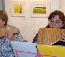 Chantal Baur (re.) und Ursula Reis umrahmten die Vernissage mit Panflötenklängen