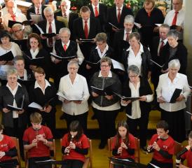 Erhabene Klangwelten: Der Kirchenchor Reitnau mit Verstärkung und einer Flötengruppe