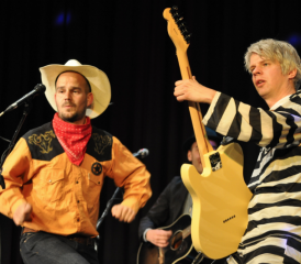 Hilfssheriff Tom (links, Bruno Maurer) und seine Kompanen im TaB (Bild: hg.)