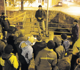 Martin Schmid vom NVMB referiert bei Laternenlicht über Ratten in der Wyna (Bild: Remo Conoci)