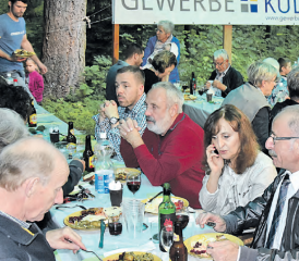 Grillabend der Kulmer Gewerbetreibenden: «Herzhaft zugreifen» und den ohnehin starken Zusammenhalt pflegen. (Bild: Te.)
