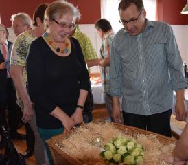 Zumindest Geschirr ist vorhanden: Dorothee Doswald brachte Daniel Frey Präziosen aus der Brocki
