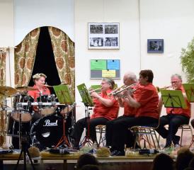 Der Dirigent spielt mit (2.v.re.) – das Outfit wirkte frisch – eine dynamische Musig