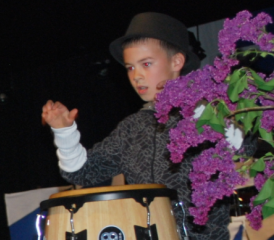 Musikschüler bei der Perkussions-Darbietung (Bild: hh.)