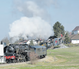 Die 241-A-65 dampft durch das Surental (Bild: Martin Zürcher)