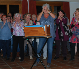 Thea Kölliker mit ihren Mantra-Sängern und die Easy Sailors nahmen die Besucher im Reinacher Kirchgemeindehaus mit auf eine musikalische Weltreise. (Bild: hh.)