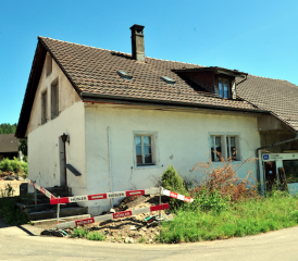 Selbst für erfahrene Rückbauprofis ein Graus: Aufräumarbeiten an der Löhrenstrasse, Ecke Zihlstrasse in Reinach.