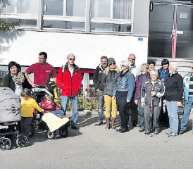 Treffpunkt war bei der Bandfabrik Huber: Rund 30 Personen begaben sich auf den Hüttenrundgang durch das Waldgebiet Oberkulm Ost. (Bild: Te.)
