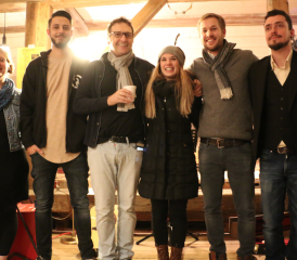 Sie führten mit guter Musik durch den Abend und haben dabei viel Geld gesammelt (v.l.): Daniela Hirt und Cris Rellah, Shane Brady, Daniela und Michael Heiniger von «SilverBlue» und «Niño». Die Bandmitglieder von «Has im Gras» bereiten sich im Hintergrund auf ihren Open-End-Auftritt vor. (Bilder: rc.)