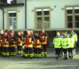 Eine ansehnliche Truppe war auf dem Schulgelände in Staffelbach im Einsatz