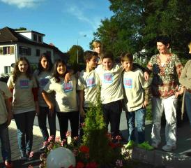 Eine munere Schar Jugendlicher traf sich am Tag der offenen Tür auf dem Vorplatz