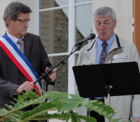 Offizielle Begrüssung: Der «Maire» von St. Claude und Markus Remund bei der Ansprache.