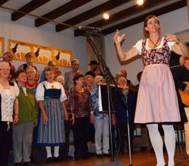 Anja Di Grassi zog auch das Publikum in die Heimatlieder mit ein