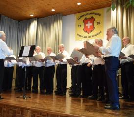 Der Seniorenchor unter der Leitung von Peter Lüscher ist bei Festivitäten immer dabei