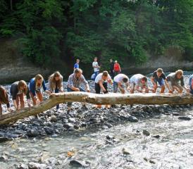 Alle helfen mit beim Bauen im kalten Auwasser